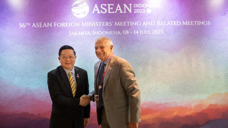 <p>Sekjen ASEAN Kao Kim Hourn dan Menlu Uni Eropa Josep Borrell di Jakarta. Dok: Twitter @JosepBorrellF</p>