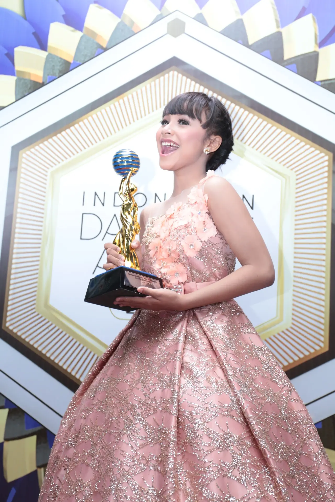 Tasya Rosmala meraih kemenangan di Indonesian Dangdut Awards 2017. (Deki Prayoga/Bintang.com)