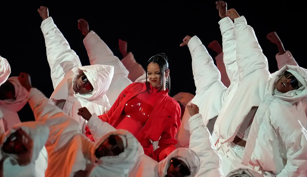 Rihanna tampil pada acara turun minum pertandingan sepak bola NFL Super Bowl 57 antara Kansas City Chiefs dan Philadelphia Eagles di Glendale, Arizona, Amerika Serikat, 12 Februari 2023. Dugaan kehamilan Rihanna telah dibenarkan oleh perwakilannya. (AP Photo/Marcio J. Sanchez)