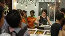 Yusi menyuguhkan bakso ke pelanggannya di Warung Bakso Djingkrak Sunter, Jakarta, Kamis (28/4). Warung bakso ini sempat menjadi perbincangan dunia maya lantaran ada wanita-wanita seksi yang ikut melayani pelanggan (Liputan6.com/Faizal Fanani)