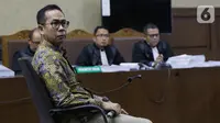 Terdakwa kasus dugaan korupsi terkait pengadaan alat kesehatan di Pemprov Banten dan Pemkot Tangerang Selatan serta Tindak Pidana Pencucian Uang, Tubagus Chaeri Wardana saat menjalani sidang pembacaan dakwaan di Pengadilan Tipikor, Jakarta, Kamis (31/10/2019). (Liputan6.com/Helmi Fithriansyah)