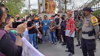 Aliansi Masyarakat Gumas saat melakukan orasi di depan Kantor Gubernur Kalimantan Tengah. (foto: Roni Sahala)