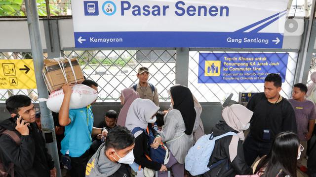 Pemudik Pengguna KAJJ Padati Stasiun Pasar Senen Jakarta