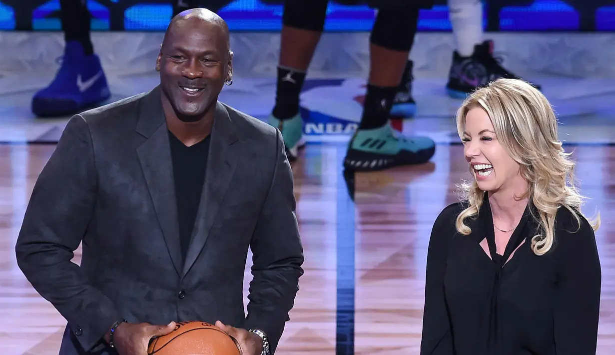 Michael Jordan, Presiden Los Angeles Lakers Jeanie Buss menghadiri NBA All-Star Game 2018 di Staples Center di Los Angeles, California, AS (18/2). Selain Jordan sejumlah atlet dan artis menonton pertandingan ini. (AFP Photo/Robyn Beck)