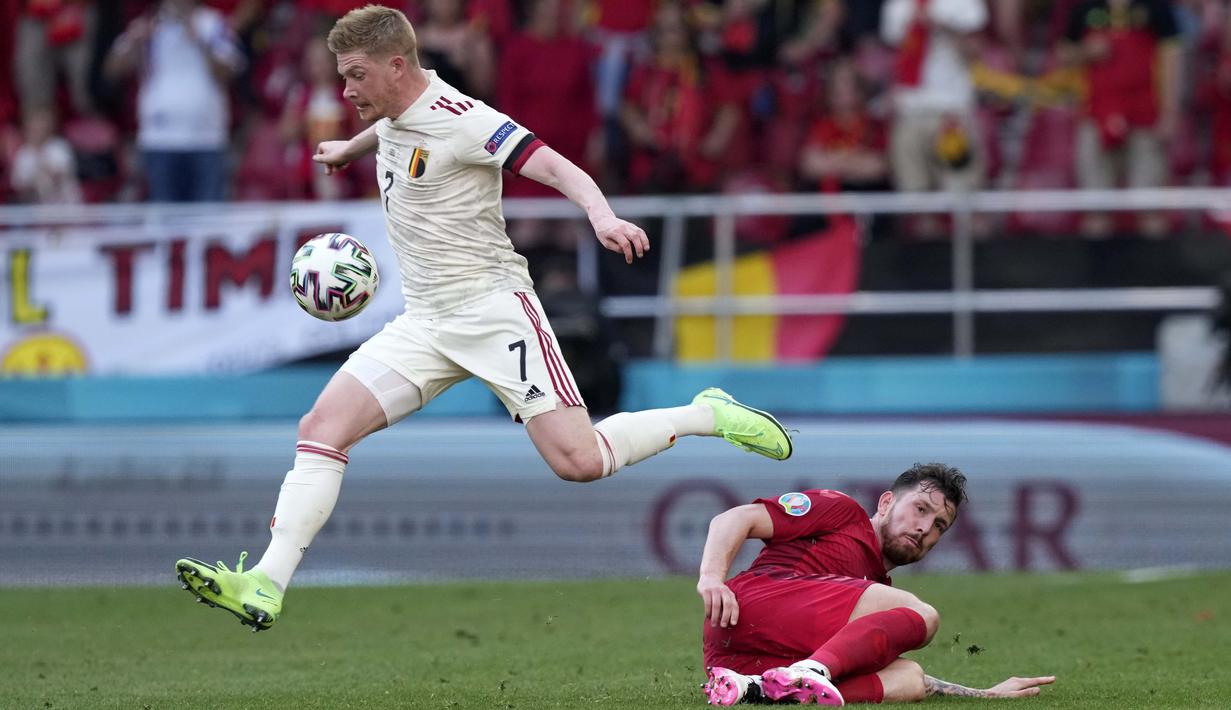 Kevin De Bruyne menjadi momok menakutkan bagi Timnas Denmark semenjak mengantikan Dries Mertens pada babak kedua. Bukan hanya mencetak gol tapi dirinya juga ikut andil dalam terciptanya gol penyeimbang bagi Belgia. (Foto: AP/Pool/Martin Meissner)
