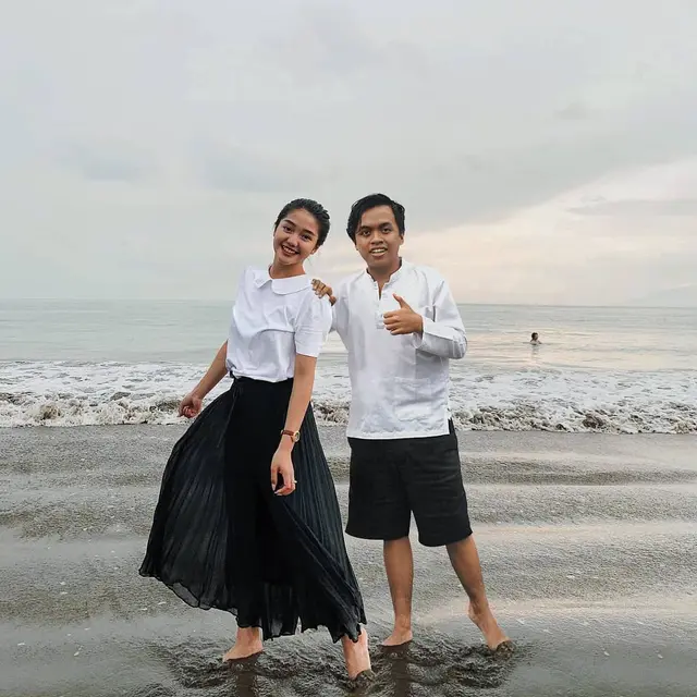 6 Editan Foto Pria Liburan Bersama Artis Cewek di Pantai Ini Bikin Ngakak