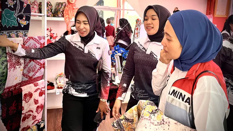 Pihak Lembaga Pemasyarakatan Perempuan Kelas IIB Jambi memperlihatkan hasil buah karya binaannya berupa batik tulis, di mana hasil dari kerja sama dengan Pertamina EP (PEP) Jambi Field.