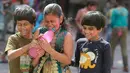 Murid-murid India yang tunanetra dari The Devnar School for the Blind merayakan festival Holi di Hyderabad (21/3). Holi, festival musim semi hindu di India pada akhir musim dingin pada bulan purnama pertama kalender lunar. (AFP Photo/Noah Seelam)