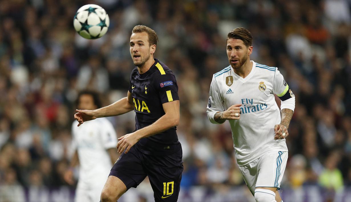 Striker Tottenham, Harry Kane, beradu cepat dengan bek Real Madrid, Sergio Ramos, pada laga Liga Champions di Stadion Santiago Bernabeu, Madrid, Selasa (17/10/2017). Kedua klub bermain imbang 1-1. (AP/Fransisco Seco)