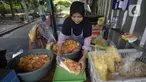 Pekerja menimbang keripik singkong rumahan di Kampung Kopi, Gunung Sindur, Bogor, Jawa Barat, Selasa (8/9/2020). Camilan yang dijual dengan harga Rp 8 ribu hingga Rp 50 ribu tergantung rasa tersebut banyak diminati warga di masa pandemi. (merdeka.com/Dwi Narwoko)