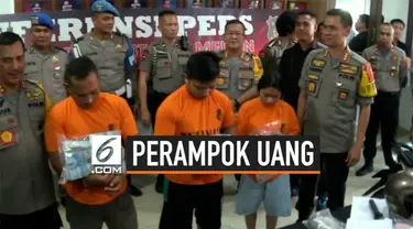 Tiga pelaku perampokan yang membawa kabur uang Rp 411 juta dari depan Irian Supermarket di Jalan Medan Tenggara Raya, Medan, ditangkap.