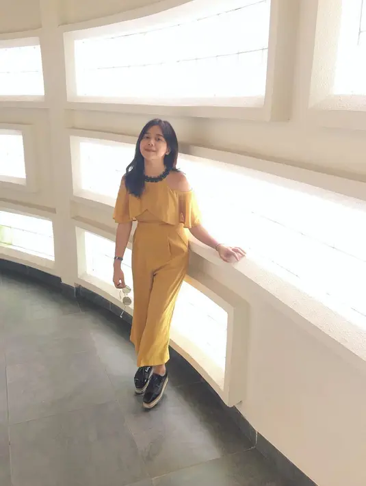 Berbadan mungil dan berwajah imut, wanita berusia 21 tahun ini makin terlihat cheerful dengan outfit kuningnya. Ia pun makin keren dengan sneakers dan kalung choker hitamnya. (Instagram/brisiajodie96)