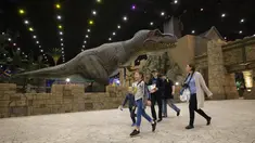 Orang-orang mengunjungi taman hiburan Dream Island di Moskow, Rusia (18/7/2020). Taman hiburan indoor tersebut dibuka kembali untuk umum pada Sabtu (18/7) setelah ditutup sementara akibat pandemi COVID-19. (Xinhua/Alexander Zemlianichenko Jr)