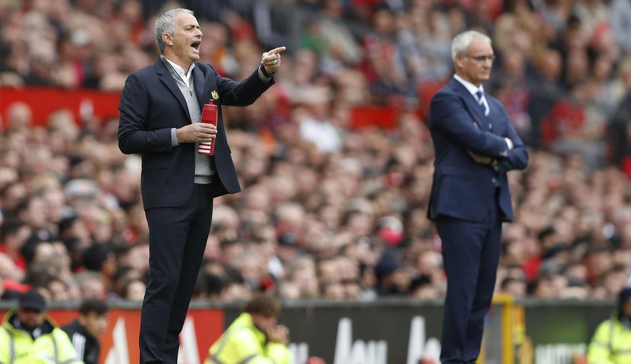 Gaya Jose Mourinho (kiri) dipinggir lapangan saat timnya melawan Leicester City pada laga Premier League di Stadion Old Trafford, Sabtu (24/9/2016) WIB. (Action Images via Reuters/Carl Recine)