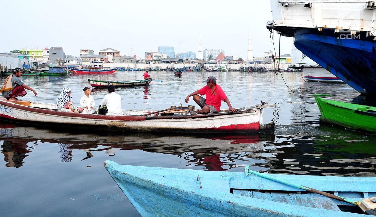 Umat muslim naik perahu menuju dermaga untuk menjalankan Salat Idul Adha 1438 H di kawasan Pelabuhan Sunda Kelapa, Jakarta, Jumat (1/9). Setelah menjalankan salat, umat muslim melakukan penyembelihan hewan kurban. (Liputan6.com/Helmi Afandi)