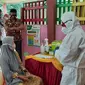Lansia di Perumahan Graha Mustika, Lubang Buaya, Setu, Kabupaten Bekasi, mengikuti vaksinasi Covid-19 usai petugas melakukan jemput bola. (Foto: Istimewa)
