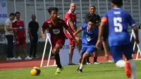 Aksi Juan Sebastian Veron menjadi pelatih pada BRImo Future Garuda di Stadion Madya Gelora Bung Karno, Jakarta pada Kamis (1/6/2023). (Bola.com/Bagaskara Lazuardi)