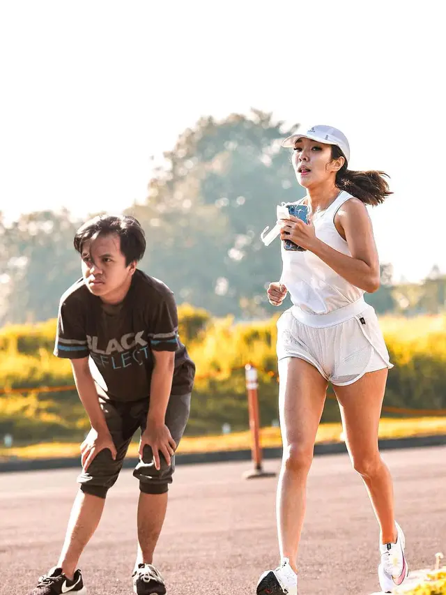 6 Editan Foto Pria Temani Seleb Tanah Air Berolahraga Ini Bikin Ketawa Geli (sumber: Instagram/victorahmadd)