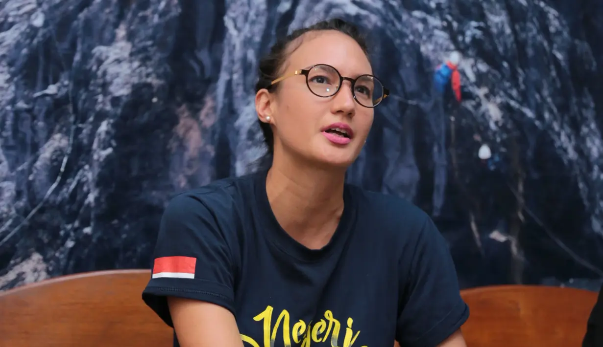 "(Saat proses pendakian) Sempat menghadapi, 'ngapain sih gua disini mendaki gunung dingin-dingin?'.  Seharian ngegerutu itu nangis, marah, dan gimana ya seharian. Mau balik lagi gimana, hajar aja kedepan," terangnya. (Adrian Putra/Bintang.com)