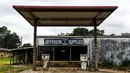 Sebuah pompa bensin sepi terlihat di Fayette, Jefferson County, Mississippi (28/9/2020). Dampak perbudakan di wilayah Amerika Serikat bagian Selatan ini tetap terlihat. (AFP/Chandan Khanna)
