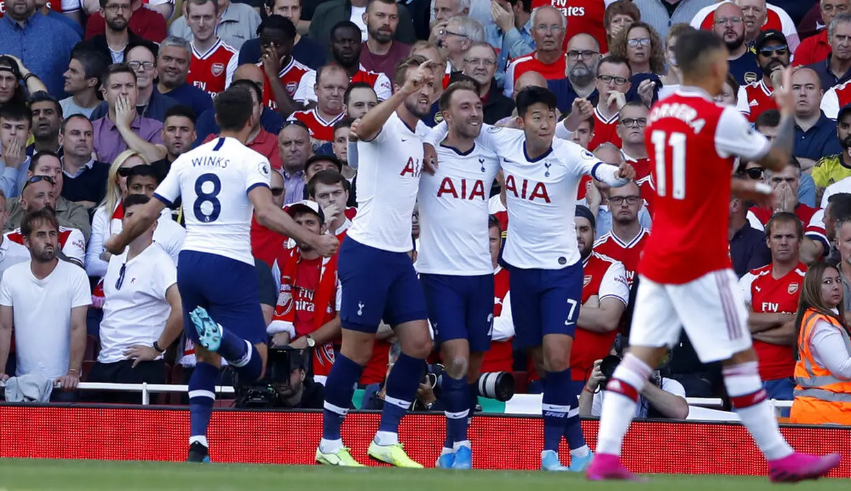 Para pemain Tottenham Hotspur merayakan gol yang dicetak oleh Christian Eriksen ke gawang Arsenal pada laga Premier League 2019 di Stadion Emirates, Minggu (1/9). Kedua tim bermain imbang 2-2. (AP/Alastair Grant)