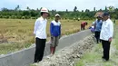 Presiden Joko Widodo berbincang dengan Menteri PUPR Basuki Hadimuljono (kanan) dan pekerja saat meninjua meninjau irigasi di Desa Waimital, Kecamatan Kairatu, Kabupaten Seram Bagian Barat (14/2). (Liputan6.com/Pool/Biro Pers Setpres)