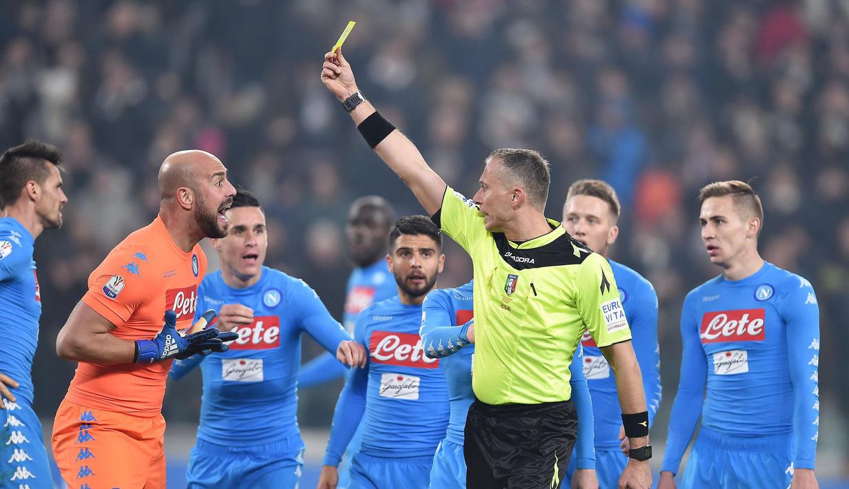 Wasit Paolo Valeri memberikan kartu kuning kepada kiper Napoli, Pepe Reina (2kiri) pada leg pertama semifinal Coppa Italia di Juventus Stadium, Turin, (28/2/2017). (EPA/Alessandro Di Marco)