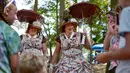 Mary Connors dari Columbus dan saudara kembarnya, Martha Newberry berbincang dengan pasangan kembar lainnya saat Festival Twins Days tahunan ke-42 di Twinsburg, Ohio (5/8). (AFP Photo/Dustin Franz)