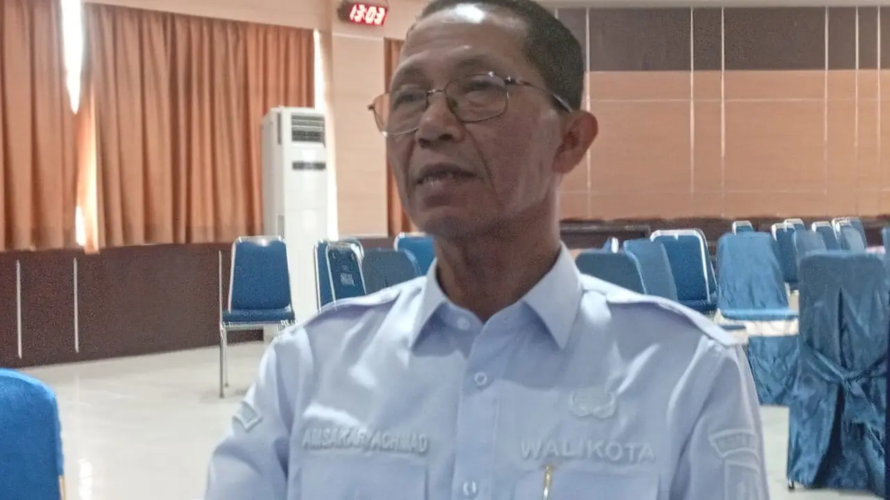Kepala BP Batam Amsakar Achmad keluhkan kontainer yang berisikan limbah elektronik dari Amerika Serikat (AS) terus berdatangan penuhi Pelabuhan Batu Ampar, Batam.