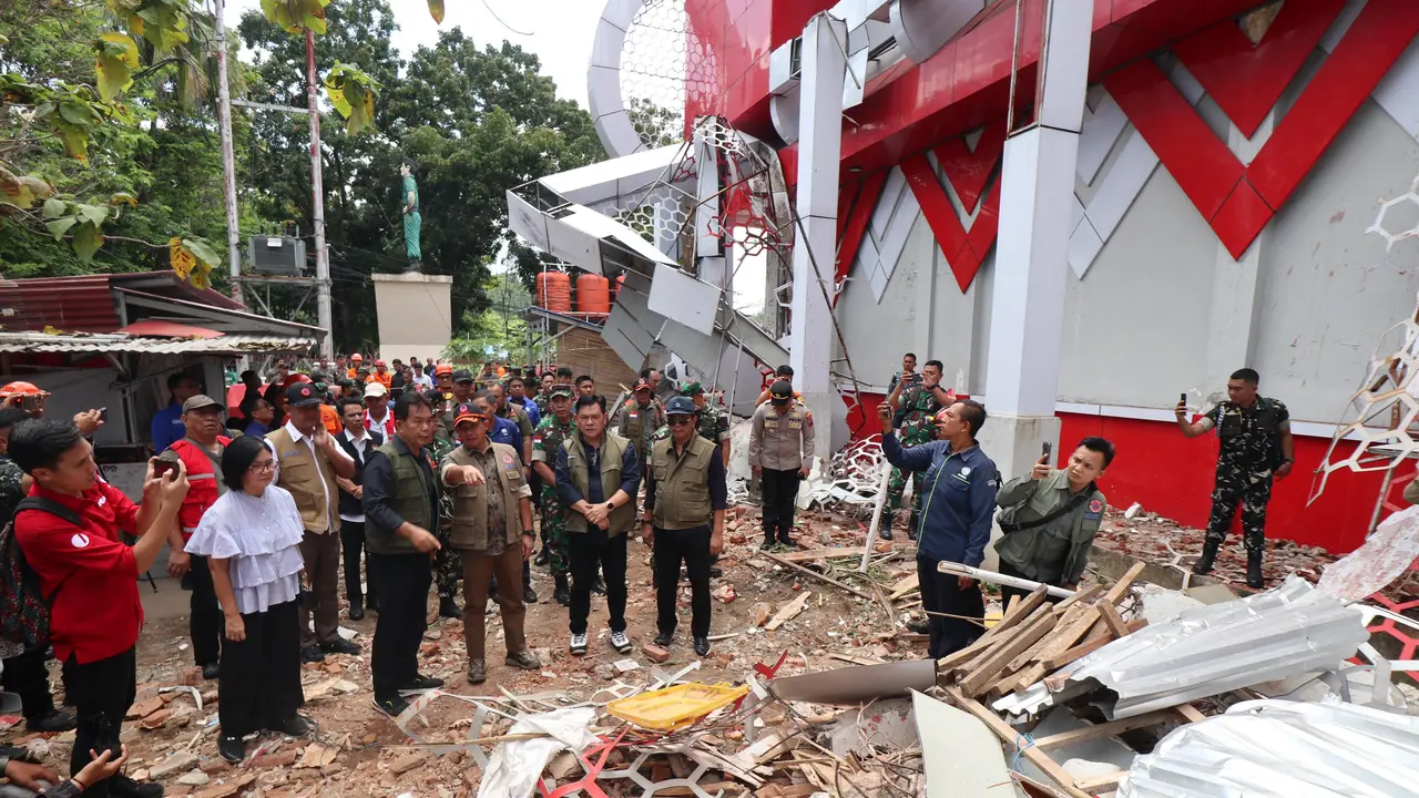 Ketua BNPB Letjen TNI Suharyanto mendatangi gedung KONI yang rusak akibat gempa. (Liputan6.com/Yoseph Ikanubun)