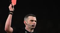 Wasit Michael Oliver memberikan kartu merah kepada bek sayap Manchester United, Diogo Dalot dalam laga di kandang Liverpool, Senin (18/12/2023) dini hari WIB. (AFP/Paul Ellis)