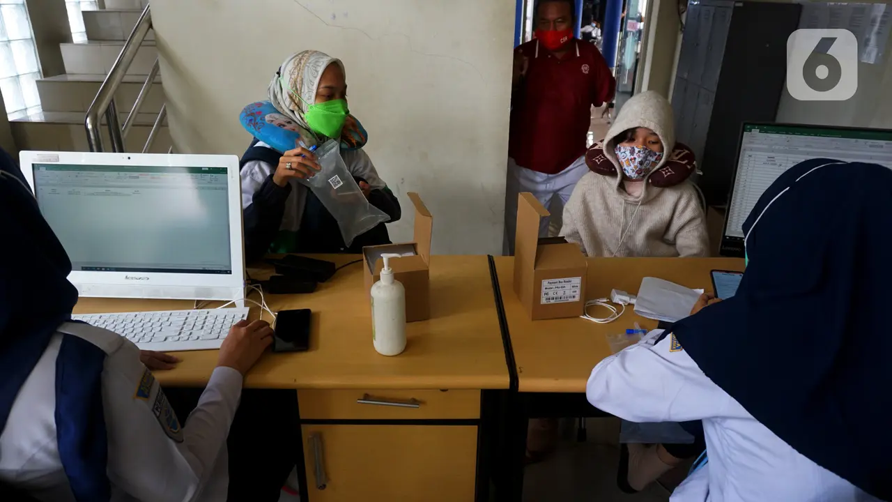 FOTO: Tes GeNose Pemudik di Terminal Poris Pelawad