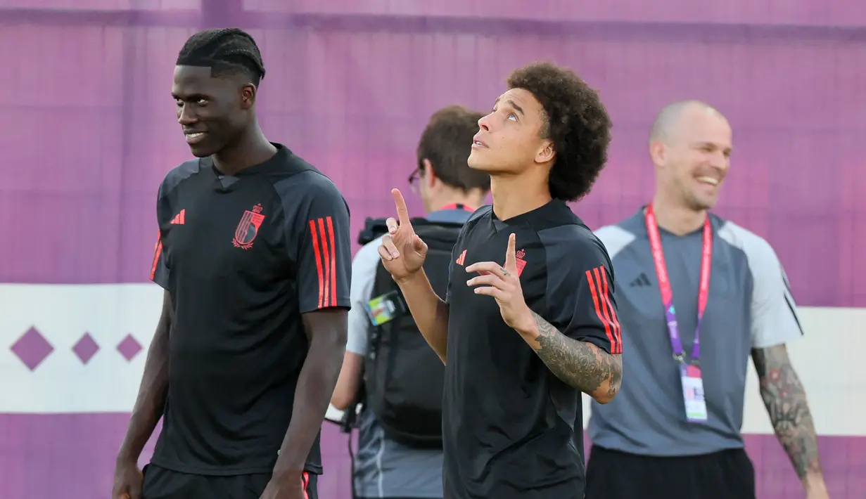<p>Gelandang Belgia, Amadou Onana (Kiri) dan Axel Witsel (Tengah) mengikuti sesi latihan di Salwa Training Site di Pantai Salwa, Doha pada 30 November 2022. Kroasia hanya butuh hasil imbang dengan Belgia untuk lolos ke babak 16 besar. Di sisi lain, Belgia mutlak harus meraih kemenangan. (AFP/Jack Guez)</p>