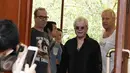 Grup musik Air Supply saat memasuki ruang jumpa pers di kawasan Sudirman, Jakarta, Rabu (1/3/2017). Grup musik soft rock asal Australia Air Supply ini akan tampil di Jakarta pada 3 Maret mendatang. (Liputan6.com/Herman Zakharia)