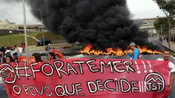 Aksi bakar ban oleh pendukung Presiden Dilma Rousseff di Sao Paulo, Brasil, Selasa (30/8). Unjuk rasa terjadi saat Rousseff membela diri dalam sidang pemakzulan dirinya di hadapan anggota senat. (REUTERS / Paulo Whitaker)