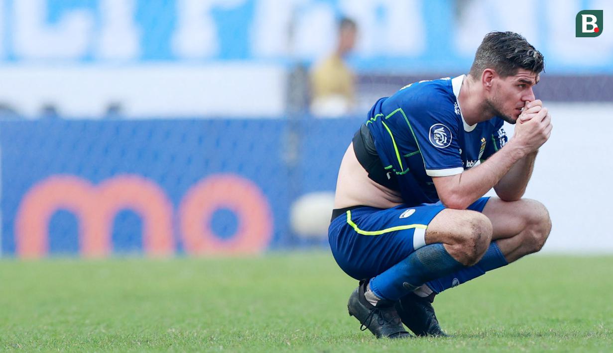 Pemain Persib Bandung, Nick Kuiper, tampak kecewa setelah ditaklukkan Persik Kediri pada laga BRI Liga 1 2022/2023 di Stadion Pakansari, Bogor, Rabu (8/3/2023). (Bola.com/M Iqbal Ichsan)