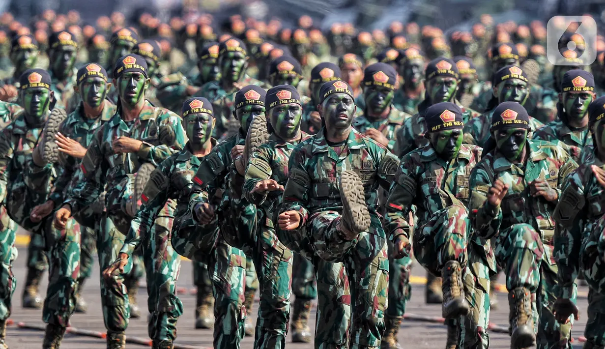Atraksi bela diri prajurit TNI pada perayaan HUT ke-74 TNI di Taxy Way Echo Lanud Halim Perdanakusuma, Jakarta Timur, Sabtu (5/10/2019). HUT ke-74 TNI dihadiri oleh Presiden Joko Widodo atau Jokowi yang bertindak sebagai insprektur upacara. (Liputan6.com/JohanTallo)