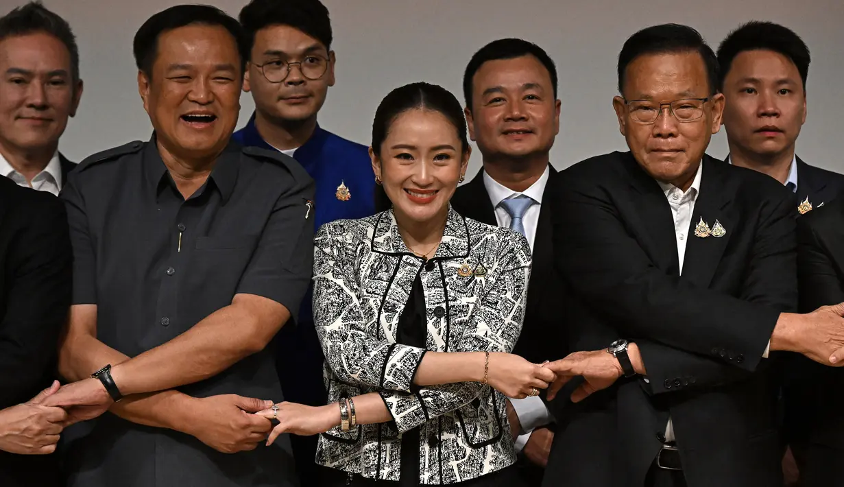 Pemimpin partai Pheu Thai, Paetongtarn Shinawatra (tengah depan) atau yang dikenal dengan nama panggilan “Ung Ing” dinobatkan sebagai calon perdana menteri Thailand berikutnya di Shinawatra Tower, Bangkok, 15 Agustus 2024. (Lillian SUWANRUMPHA/AFP)