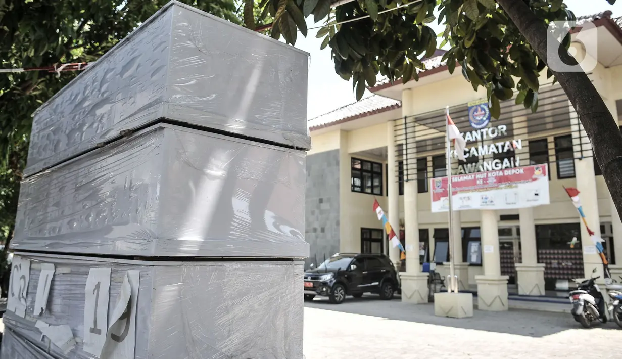 Tumpukkan peti mati yang dipajang di depan Kantor Kecamatan Sawangan, Depok, Rabu (26/8/2020). Sebanyak 5 buah peti jenazah sengaja dipasang pihak Kantor Kecamatan Sawangan sebagai media sosialisasi agar mengingat akan bahaya Covid-19 dan patuh terhadap protokol kesehatan (merdeka.com/Iqbal Nugroho)