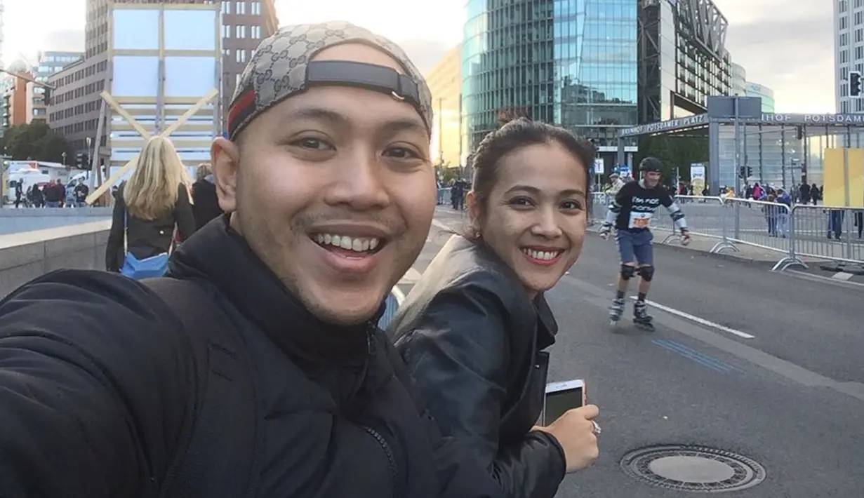 Reza Aditya dan Dhianty Jusuf pernah beradu akting di sinetron Islam KTP. Sempat menjadi lawan main, kini mereka menjadi sepasang suami istri. Saat ini, Dhianty sudah jarang muncul di layar kaca. Sementara Reza, lebih aktif sebagai orang di balik layar pembuatan film atau sinetron daripada berakting. (Liputan6.com/IG/@rezaditya17)