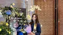 Chanella Leslie merupakan putri sambung Cut Tari dari suaminya sekarang, Richard Kevin. Cantiknya Chanella saat ia wisuda SMA. [Foto: Instagram/cuttaryofficial]