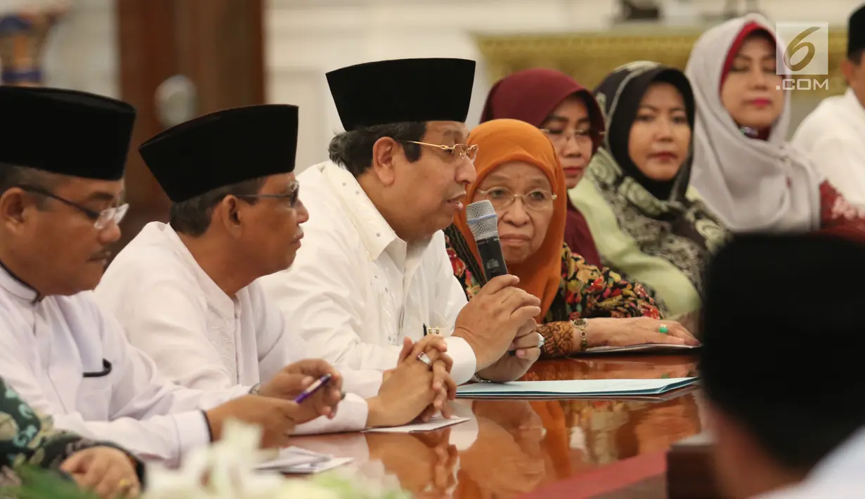 Ikatan Persaudaraan Qori- Qoriah dan Hafiz-Hafizah Seluruh Indonesia (IPQOH) meminta kepada Presiden Jokowi untuk membuat Keppres mengenai keberadaan LPTQ dan IPQOH di Istana Merdeka, Jakarta, Senin (12/6). (Liputan6.com/Angga Yuniar)
