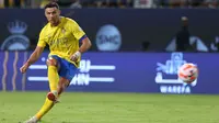 Pemain Al-Nassr, Cristiano Ronaldo berusaha mencetak gol dari situasi tendangan bebas ke gawang Damac pada laga lanjutan Liga Arab Saudi di King Saud University Stadium, Riyadh, Arab Saudi, 21 Oktober 2023. (AFP/Fayez Nureldine)