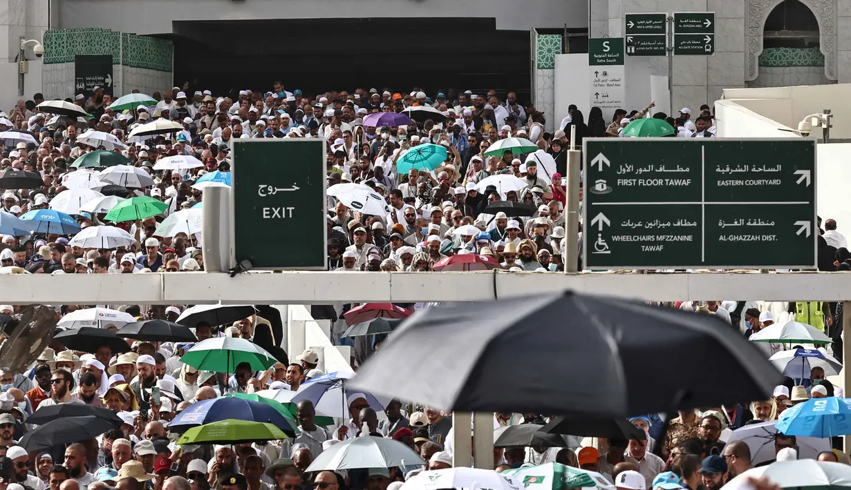 Para jamaah Muslim meninggalkan kompleks Masjidil Haram setelah menunaikan salat di kota suci Mekah pada Minggu 24 Mei 2026, menjelang ibadah haji tahunan. (Zain JAAFAR/AFP)