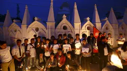 Sejumlah orang ikut dalam upacara untuk menghormati para korban gempa Nepal di Kathmandu, Nepal, (7/5/2015). Gempa berkekuatan 7,8 yang meluluhlantakkan Nepal pada 25 April 2015 lalu. (REUTERS/Navesh Chitrakar)