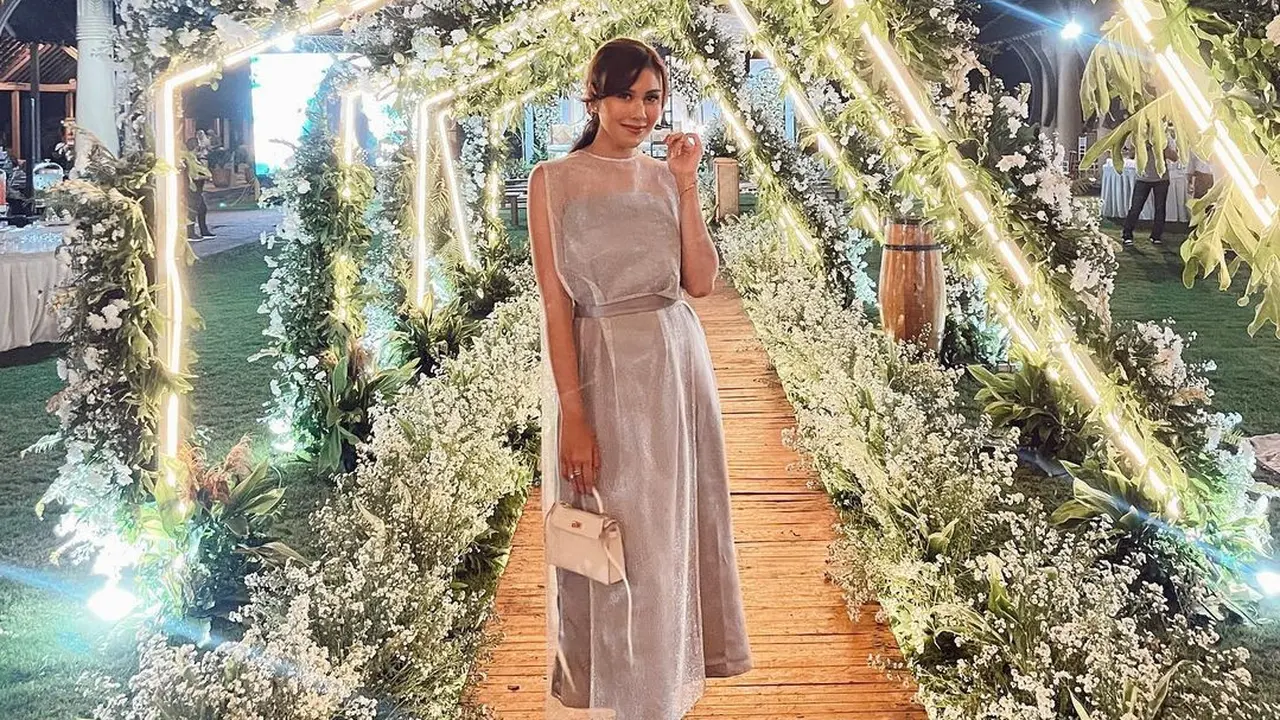 Potret Syahnaz saat kondangan. (Foto: Instagram/syahnazs)