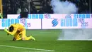 Kiper US Cremonese, Emil Audero bereaksi saat suar meledak di lapangan selama pertandingan pekan ke-23 Serie A Italia melawan Inter Milan di Stadion Giovanni Zini, Cremona, Italia utara, Minggu 1 Februari 2026 waktu setempat atau Senin (2/2/2026) dini hari WIB. (Piero CRUCIATTI/AFP)