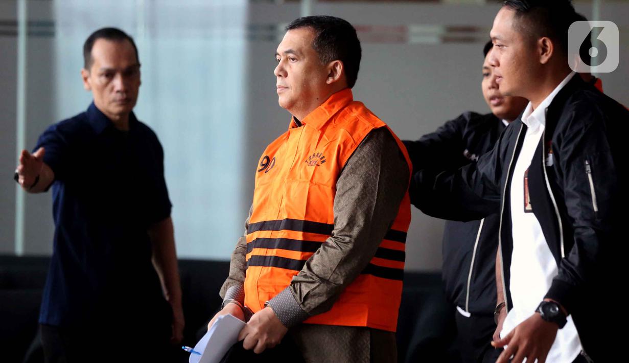 Wakil Menteri Imigrasi dan Pemasyarakatan (Wamen Imipas), Silmy Karim (tengah), dikawal petugas menuju mobil tahanan usai menjalani pemeriksaan intensif di Gedung Merah Putih Komisi Pemberantasan Korupsi (KPK), Jakarta, Kamis (4/6/2026). (Liputan6.com/Helmi Fithriansyah)
