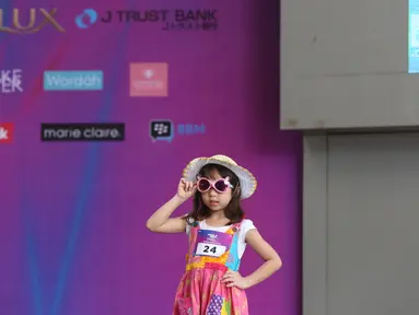 Model cilik berpose di atas catwalk saat mengikuti Kids Modeling Competition dalam Fimela Fest 2018, Jakarta, Minggu (18/11). Hari terakhir Fimela Fest 2018 dimeriahkan penampilan anak-anak mengikuti kompetisi model cilik. (Fimela.com/Nurwahyunan Nur)