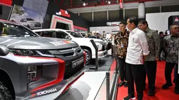 Presiden Joko Widodo atau Jokowi (tengah) mengunjungi booth Mitsubishi pada pameran Indonesia International Motor Show (IIMS) di JIExpo, Kemayoran, Jakarta, Kamis (16/2/2023). IIMS 2023 digelar pada 16-26 Februari. (ADEK BERRY/AFP)